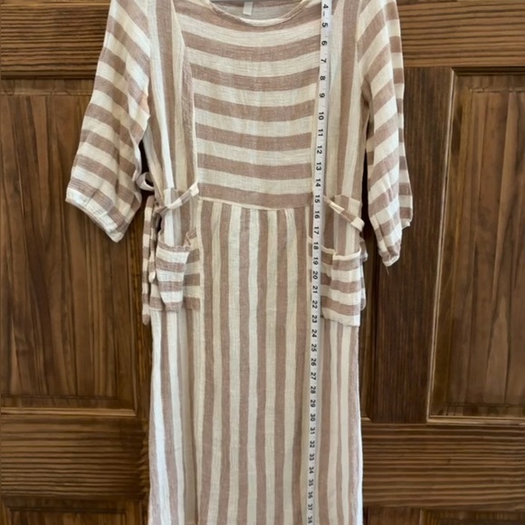 Striped Beige and White Dress with Pockets - Picture 4 of 4